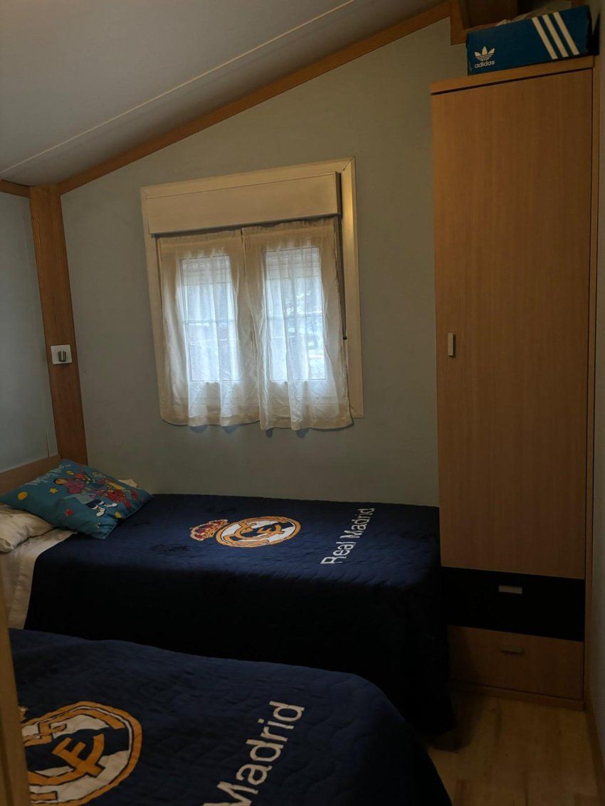 Habitación pequeña con dos camas